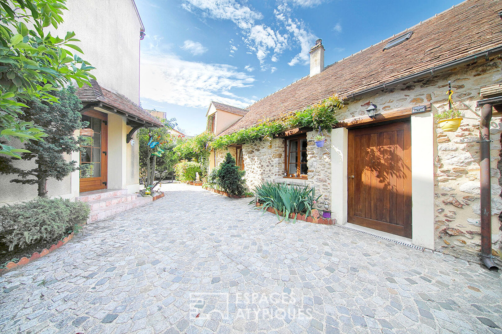 Charming townhouse with inner courtyard and outbuilding