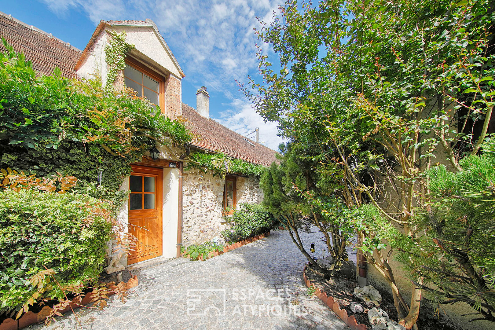 Charming townhouse with inner courtyard and outbuilding