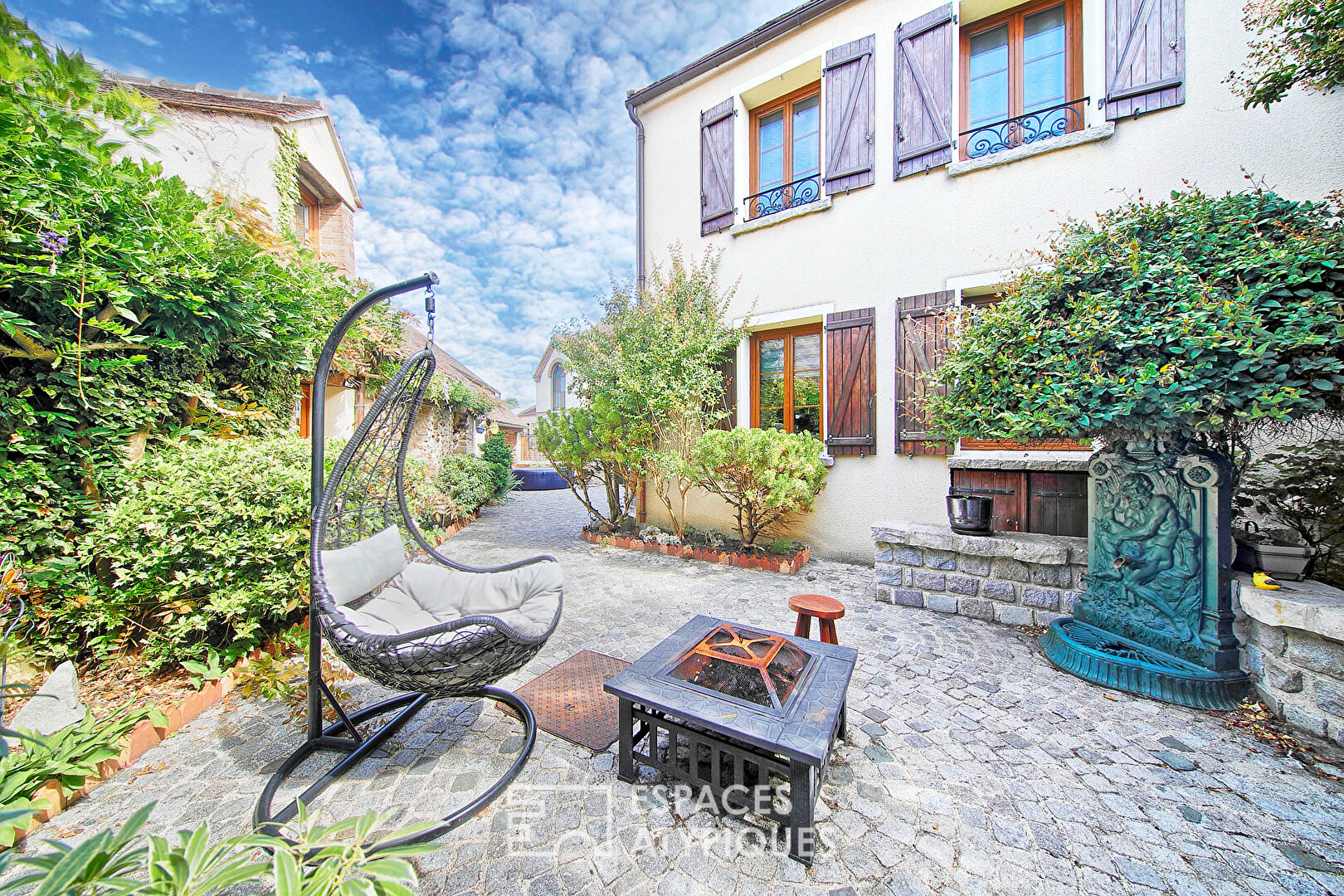 Charming townhouse with inner courtyard and outbuilding