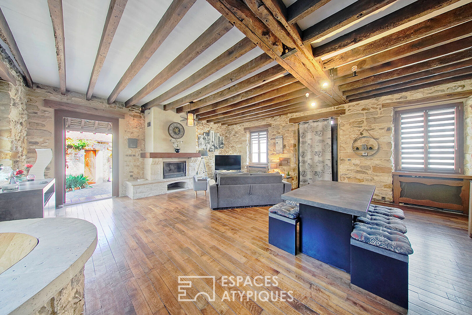 Charming townhouse with inner courtyard and outbuilding
