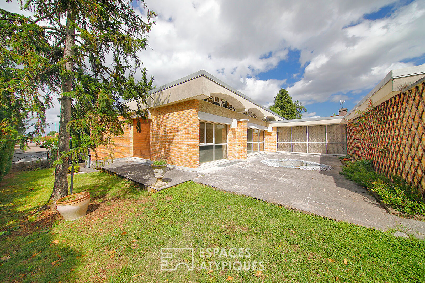 Seventies house to renovate with garden