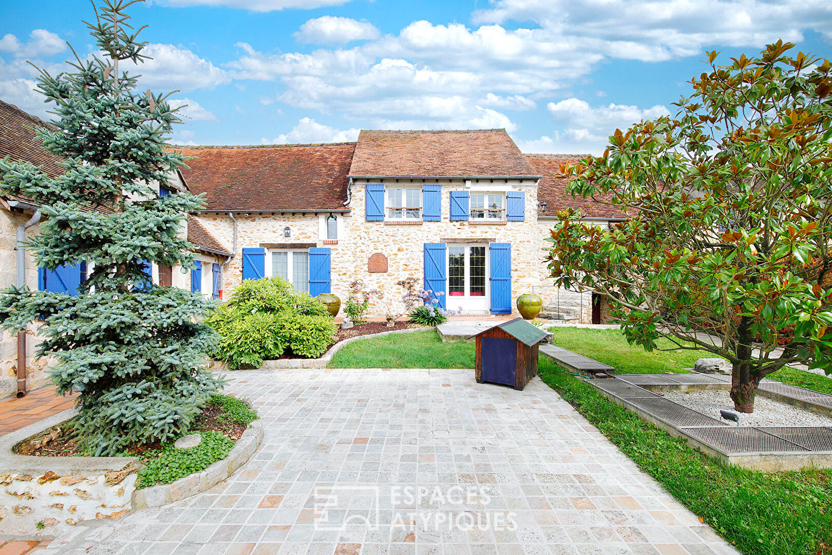 Character house with independent studio and garden