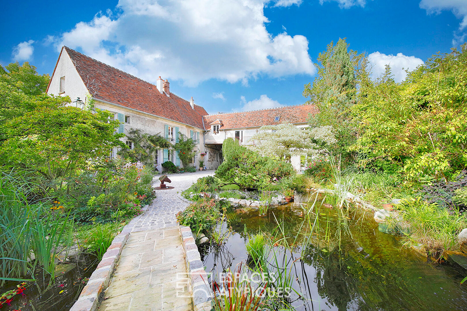 Maison briarde rénovée et son jardin clos de murs