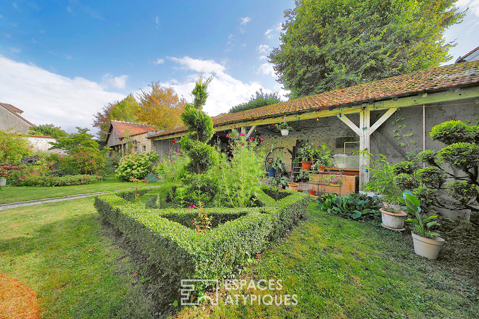 Maison briarde rénovée et son jardin clos de murs