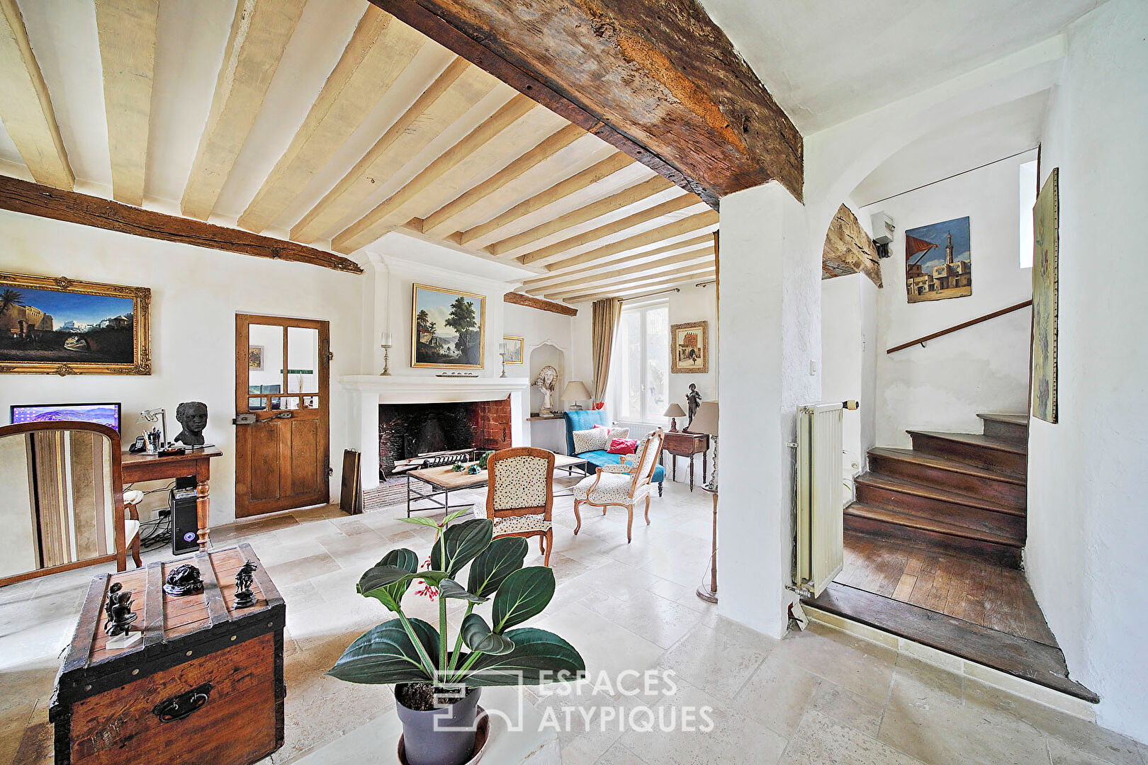 Maison briarde rénovée et son jardin clos de murs