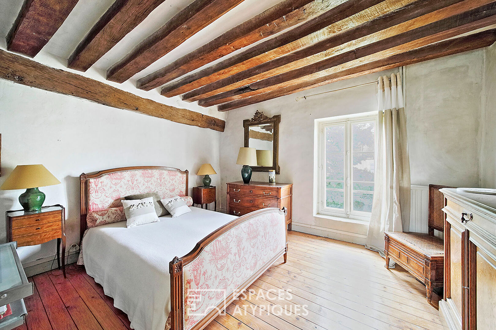 Maison briarde rénovée et son jardin clos de murs