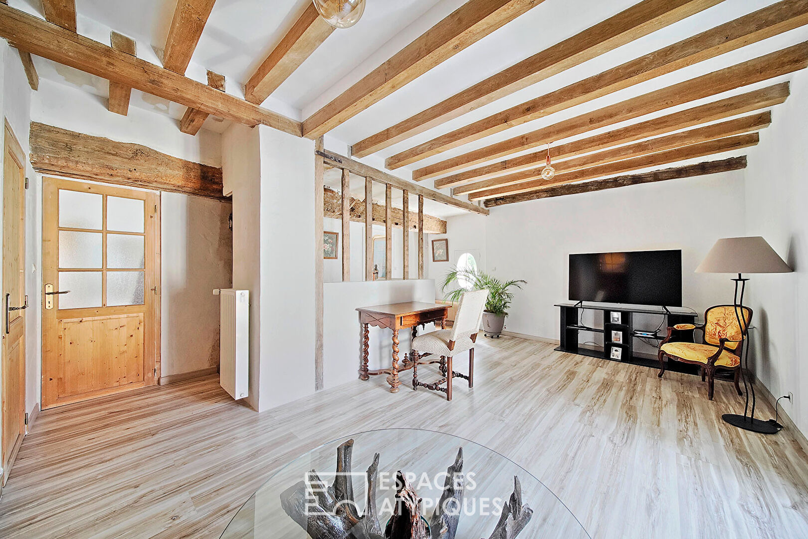 Maison briarde rénovée et son jardin clos de murs