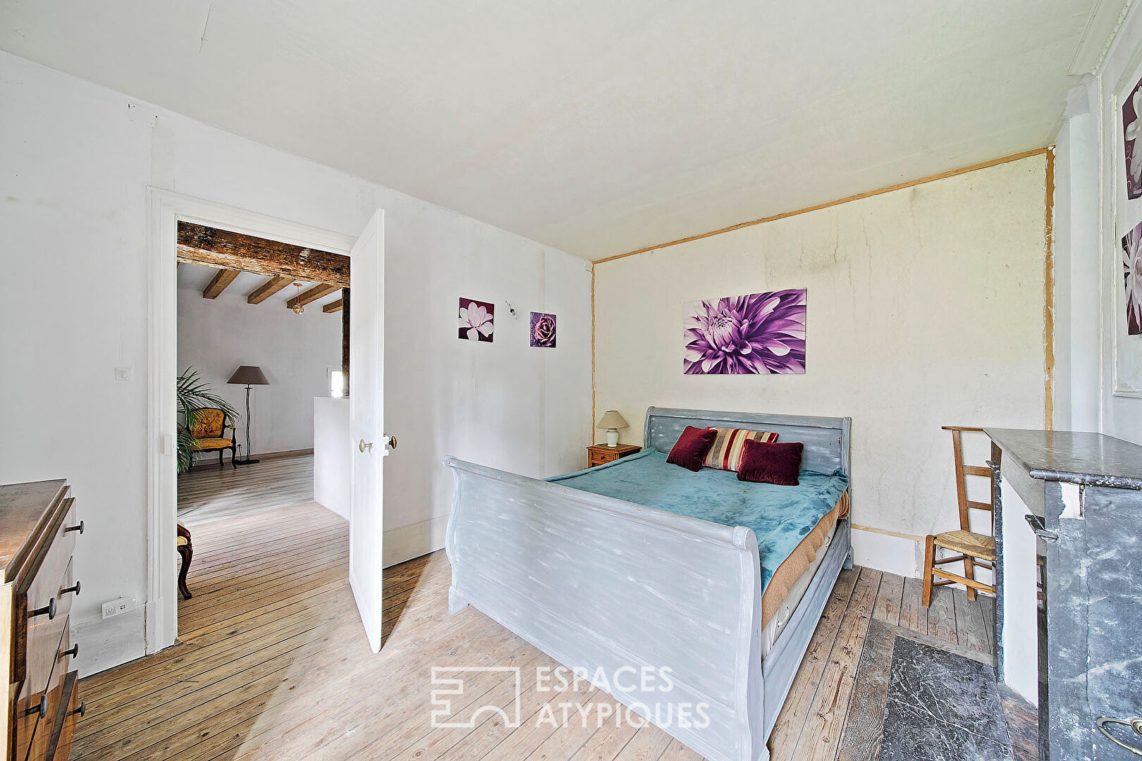 Maison briarde rénovée et son jardin clos de murs