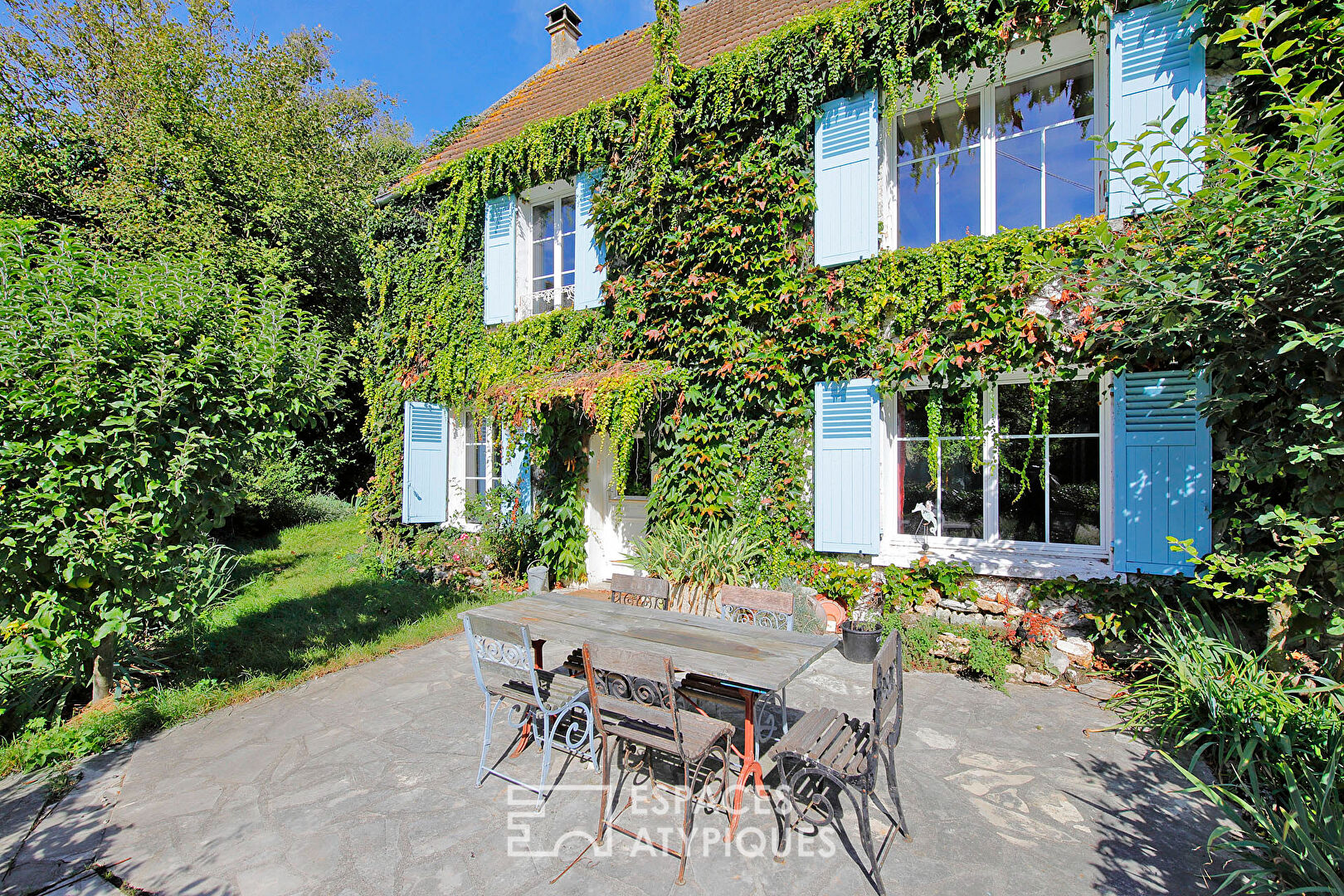 Belle maison de caractère avec grange et grand jardin arboré