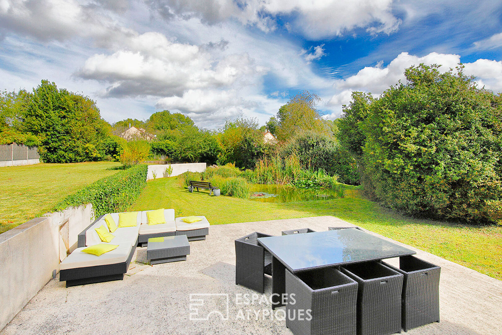 Charming renovated Briarde house and its garden