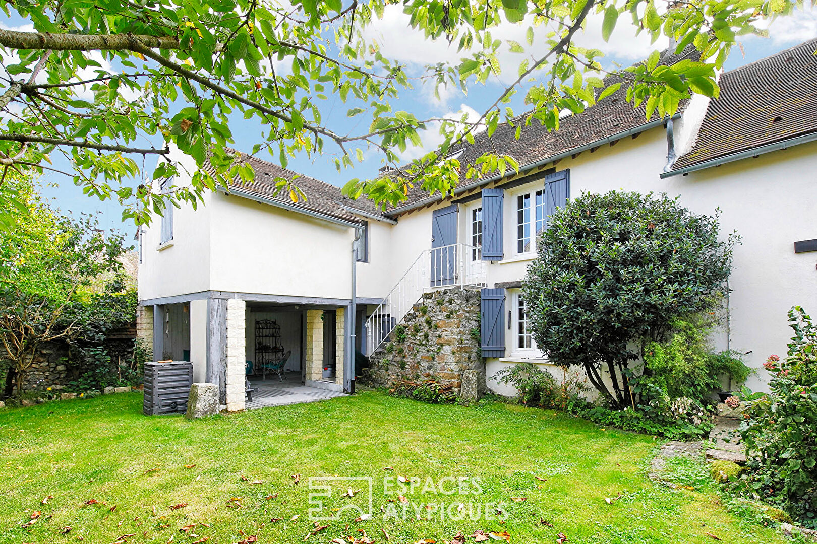 Old renovated farmhouse with terraces and garden