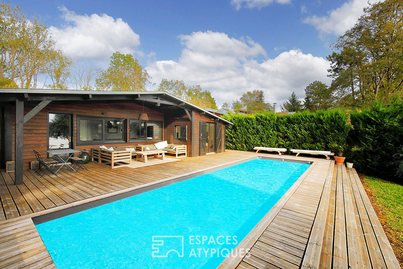 Magnifique chalet rénové avec dépendance, piscine et sa vue lac