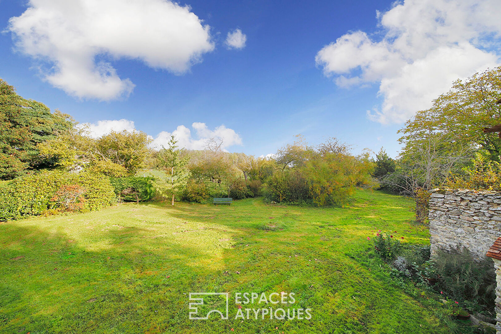 Maison de pays du 19ème siècle avec jardin