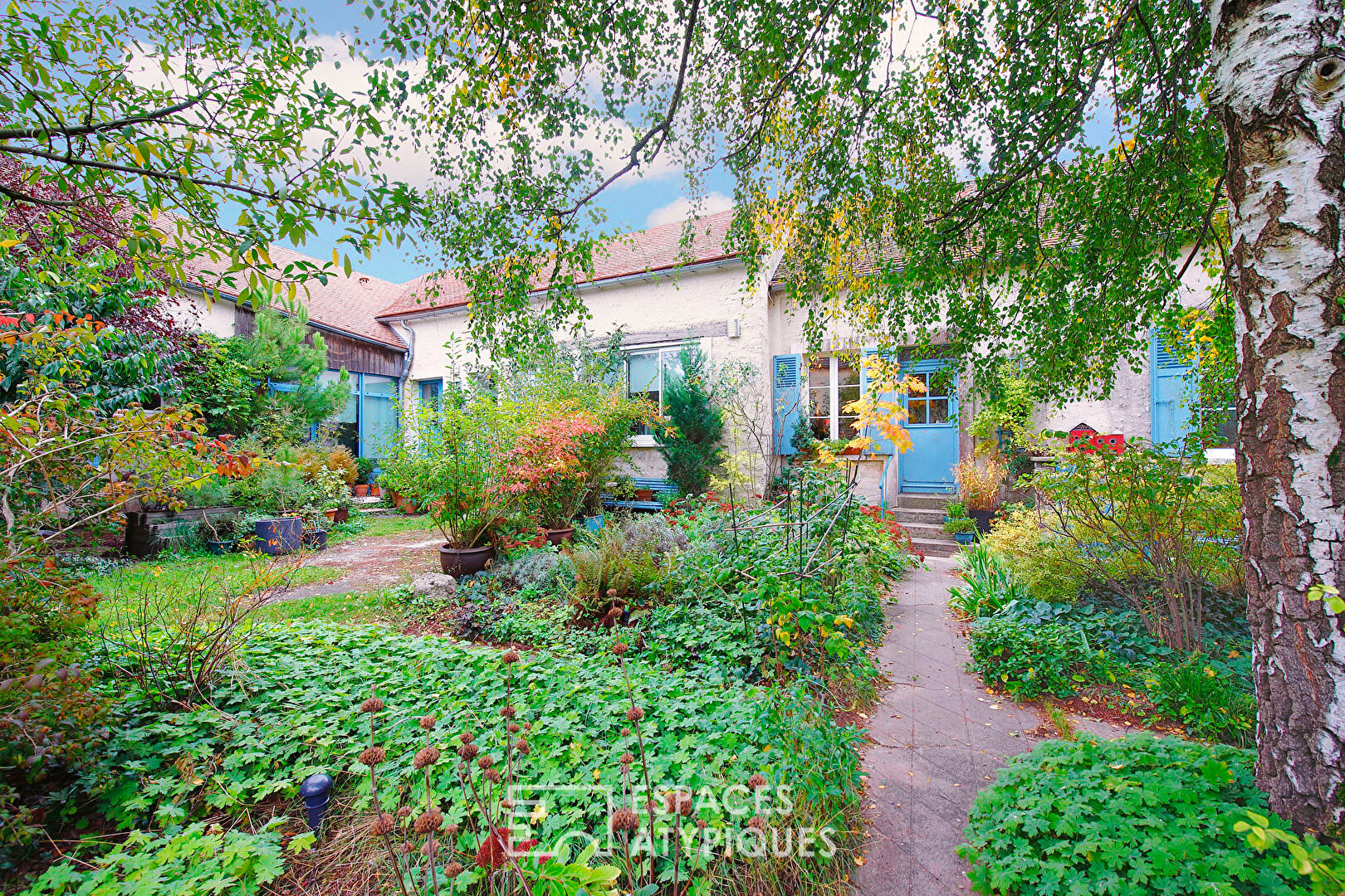 Country house with its bucolic garden