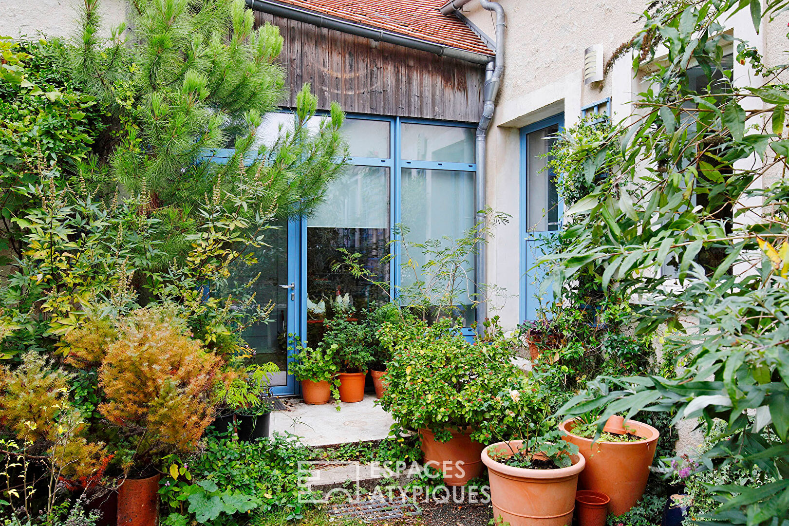 Country house with its bucolic garden