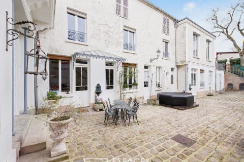 Bourgeois house with courtyard in the city center