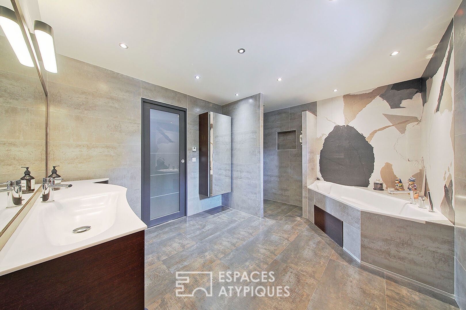 Charming renovated house with swimming pool and garden