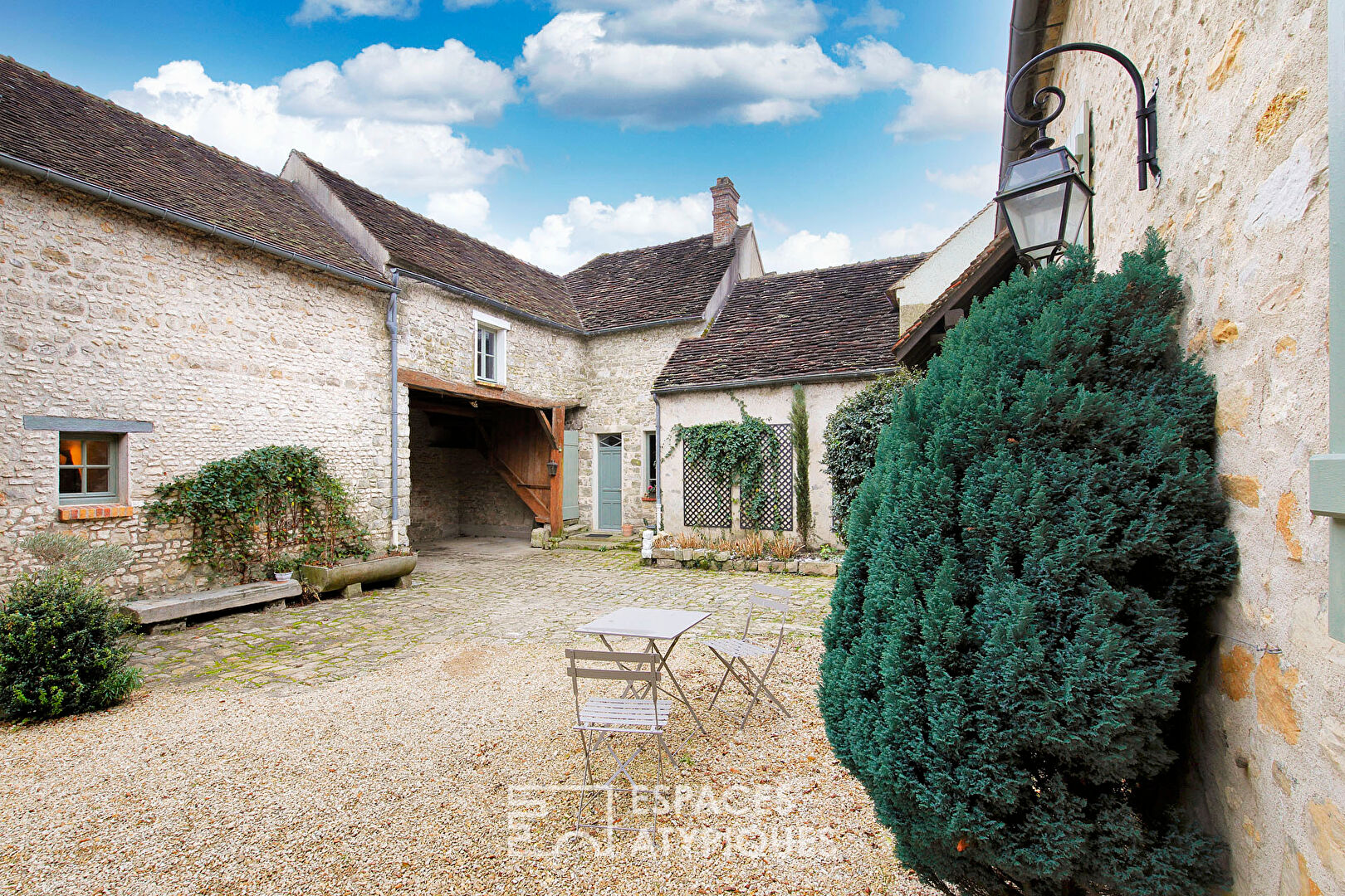 Longère de charme avec dépendances et jardin