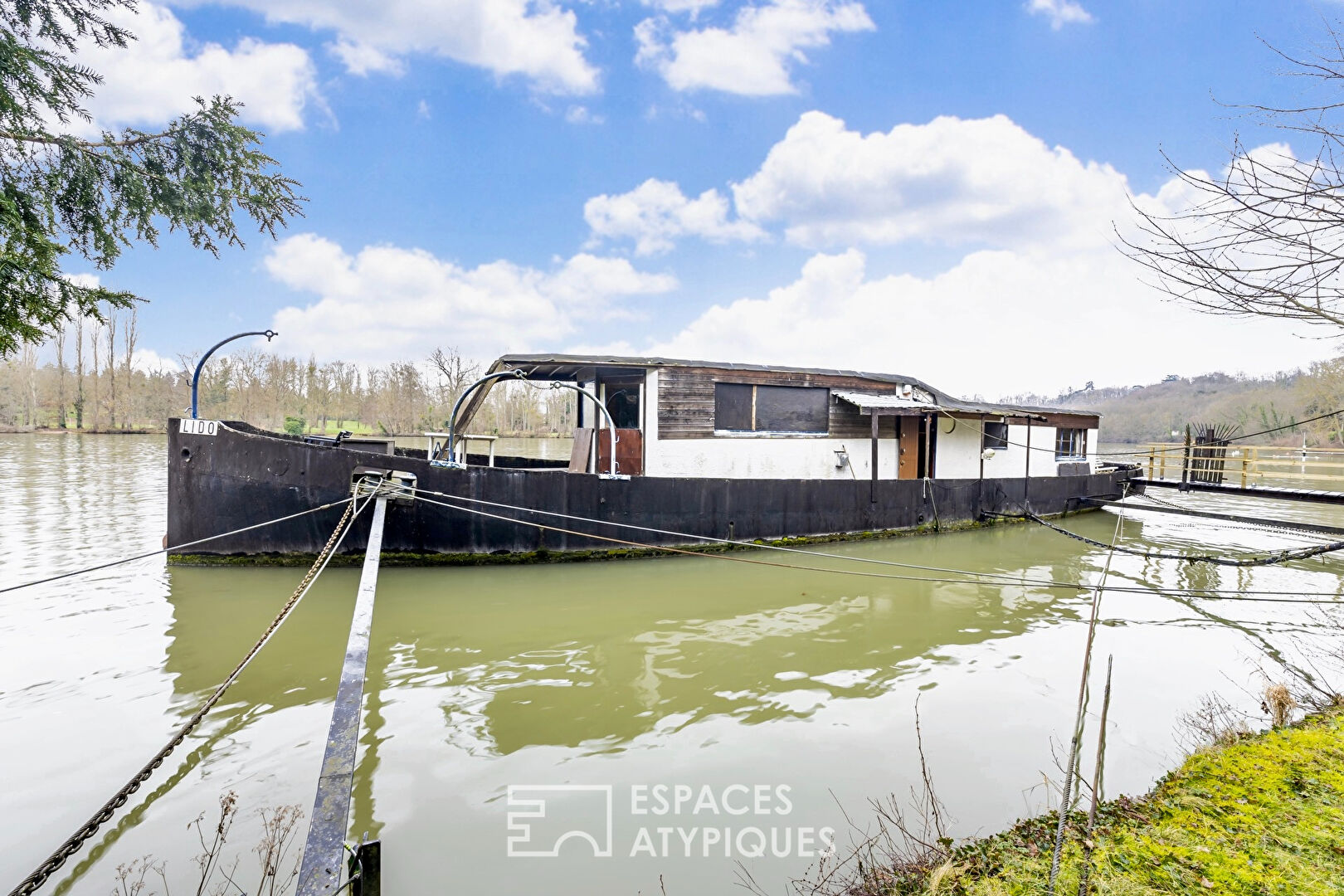 Logement sur l’eau avec terrain et chalet à aménager