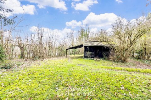 Accommodation on the water with land and cabin to convert