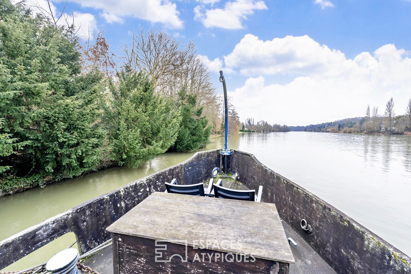 Logement sur l’eau avec terrain et chalet à aménager