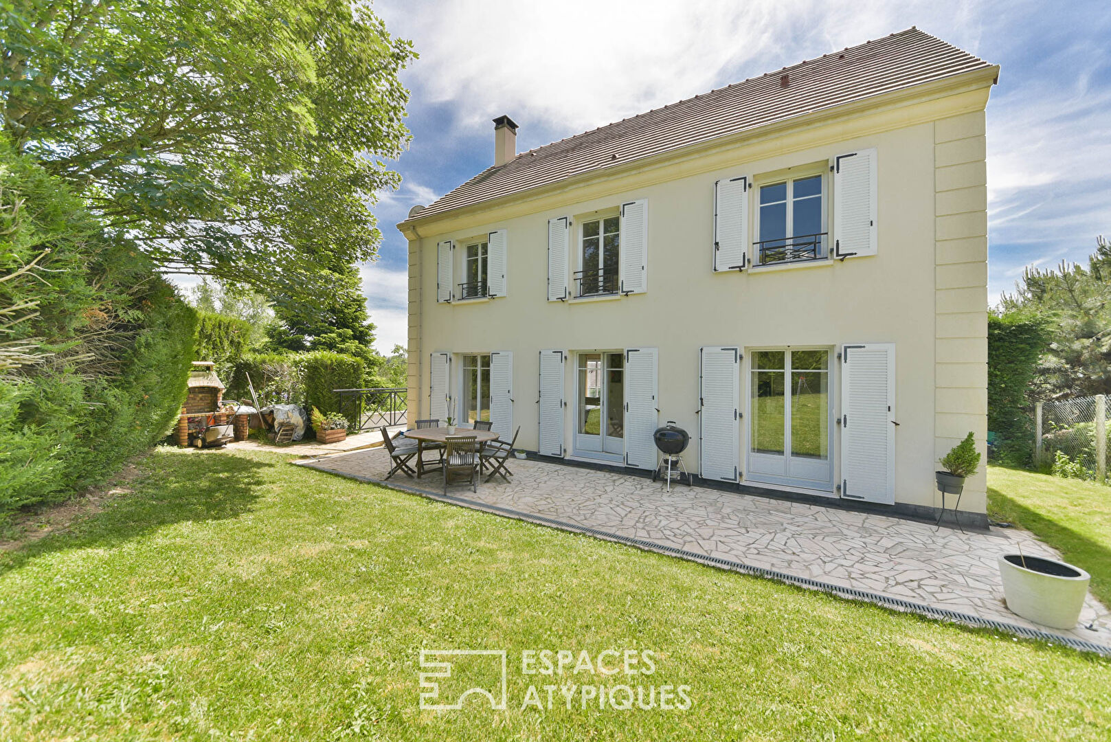 Maison familiale avec piscine et vue