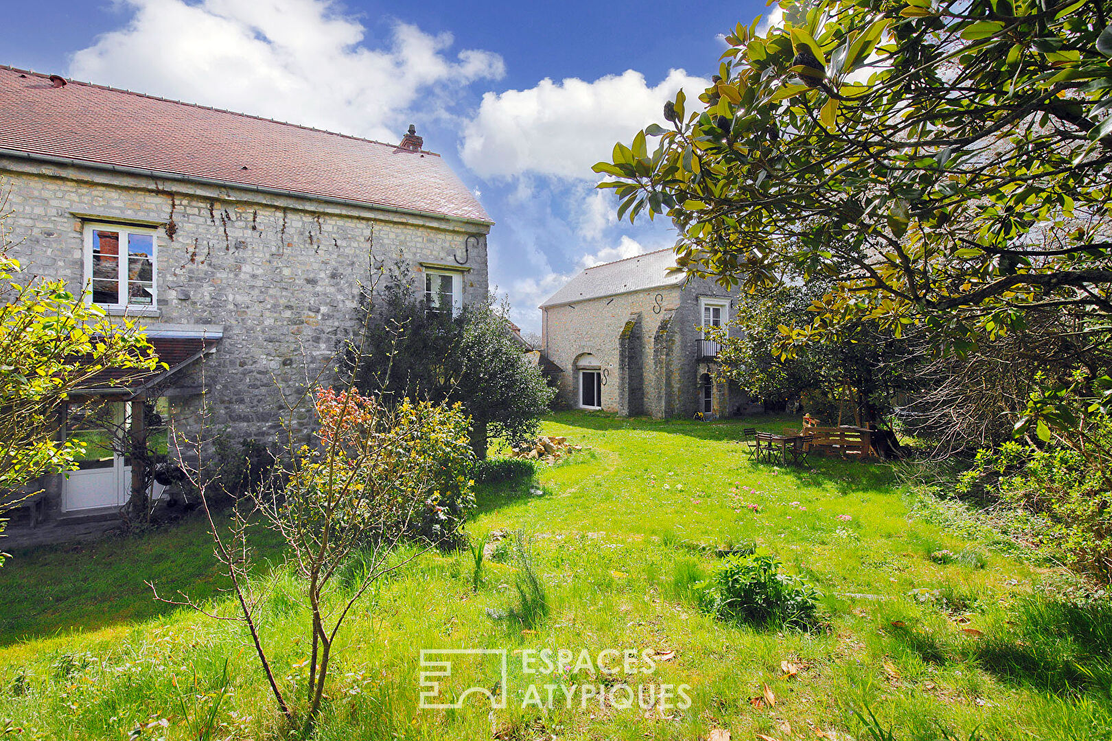 Charming property from the 13th century renovated with its outbuildings