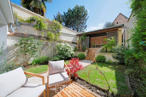 Renovated townhouse with terrace in the city center