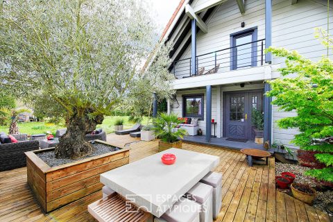 Maison finlandaise en bois avec terrasse et beau jardin paysager