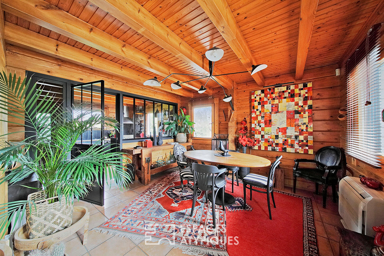 Maison finlandaise en bois avec terrasse et beau jardin paysager