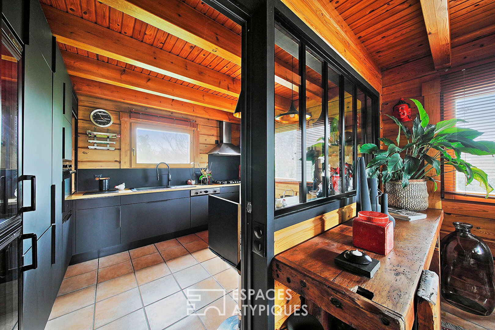 Maison finlandaise en bois avec terrasse et beau jardin paysager