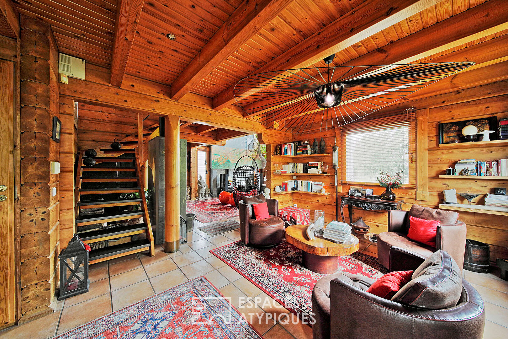 Maison finlandaise en bois avec terrasse et beau jardin paysager