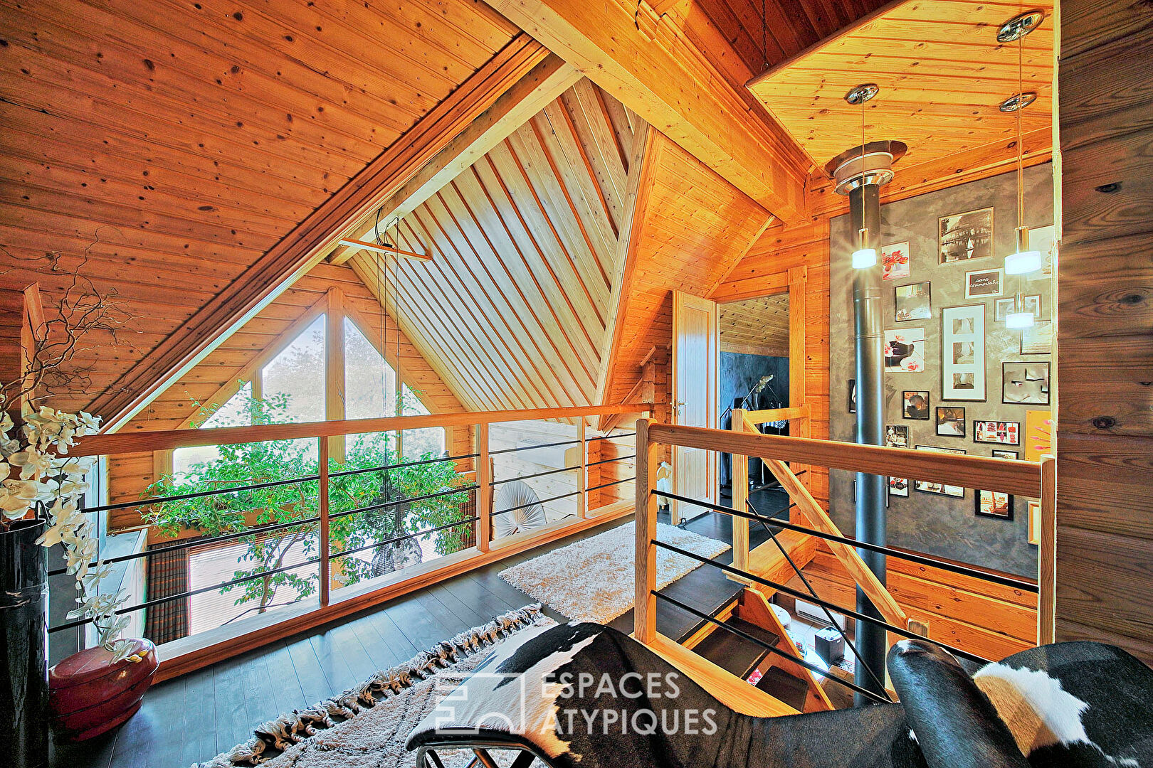 Maison finlandaise en bois avec terrasse et beau jardin paysager