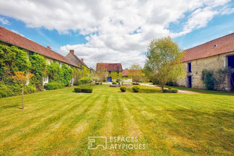 Véritable corps de ferme briard traditionnel du 18e siècle en bordure de forêt