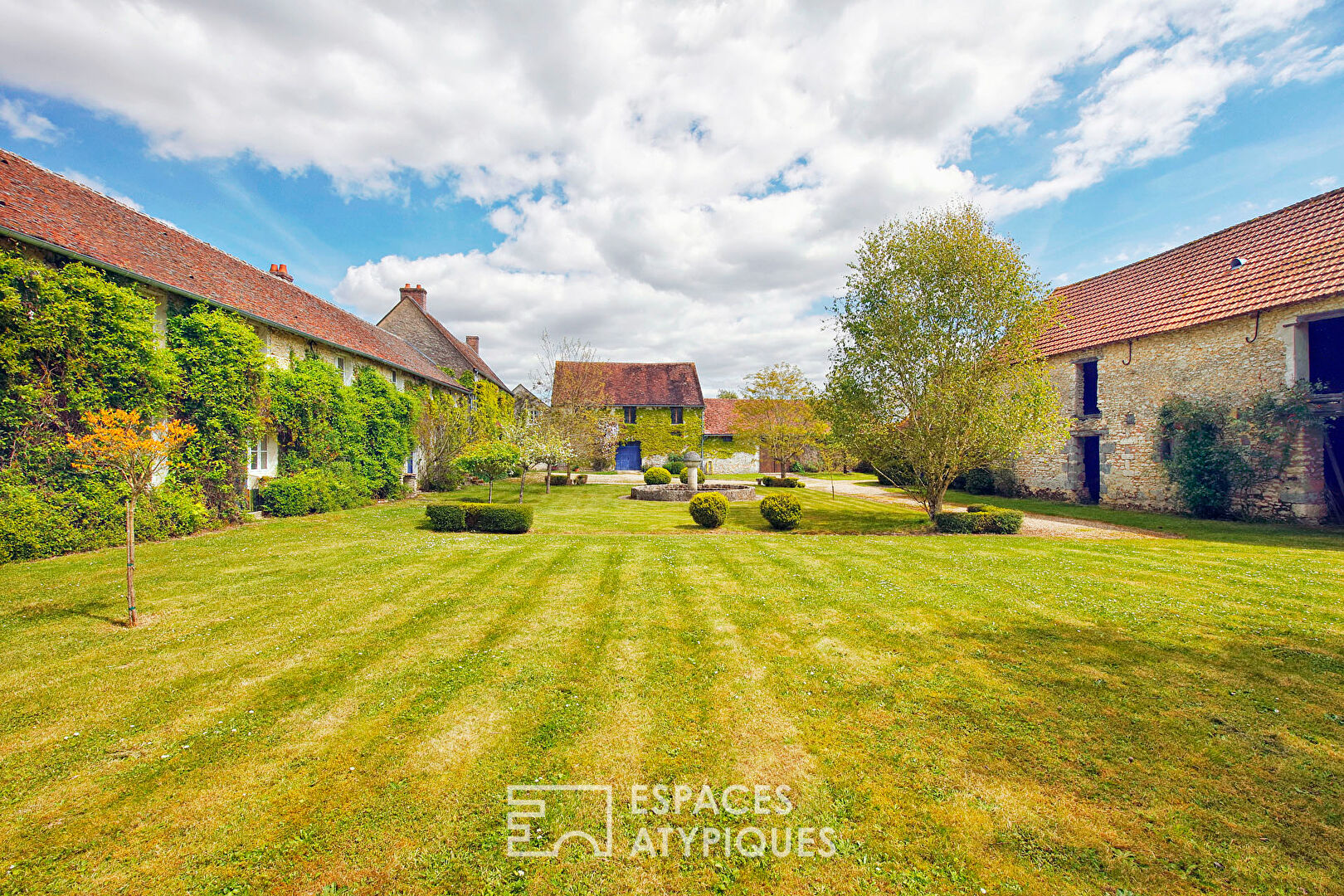 Traditional 18th century Briarde farmhouse on the edge of the forest