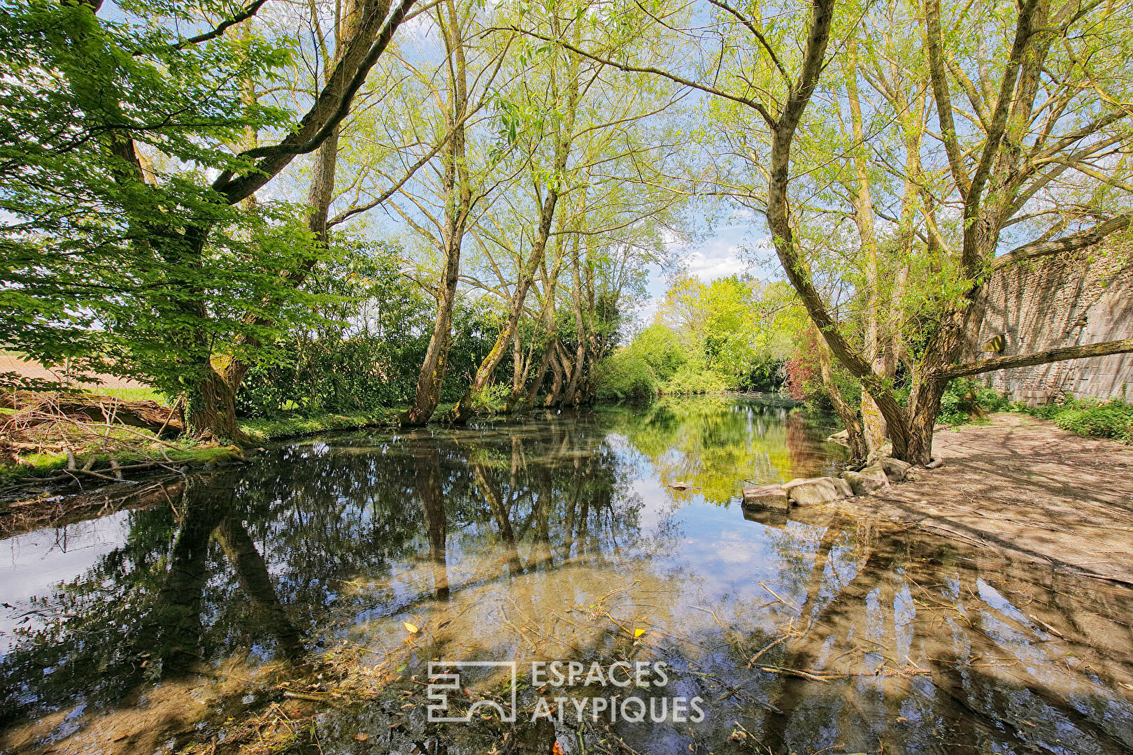Véritable corps de ferme briard traditionnel du 18e siècle en bordure de forêt
