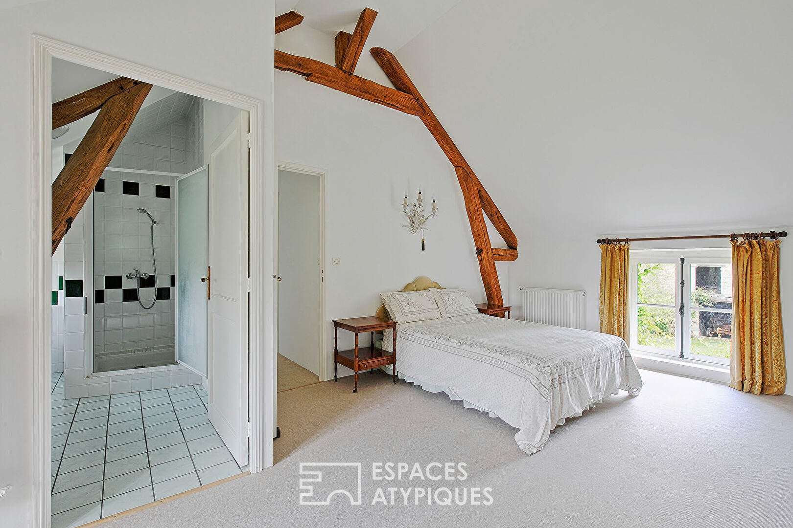 Véritable corps de ferme briard traditionnel du 18e siècle en bordure de forêt