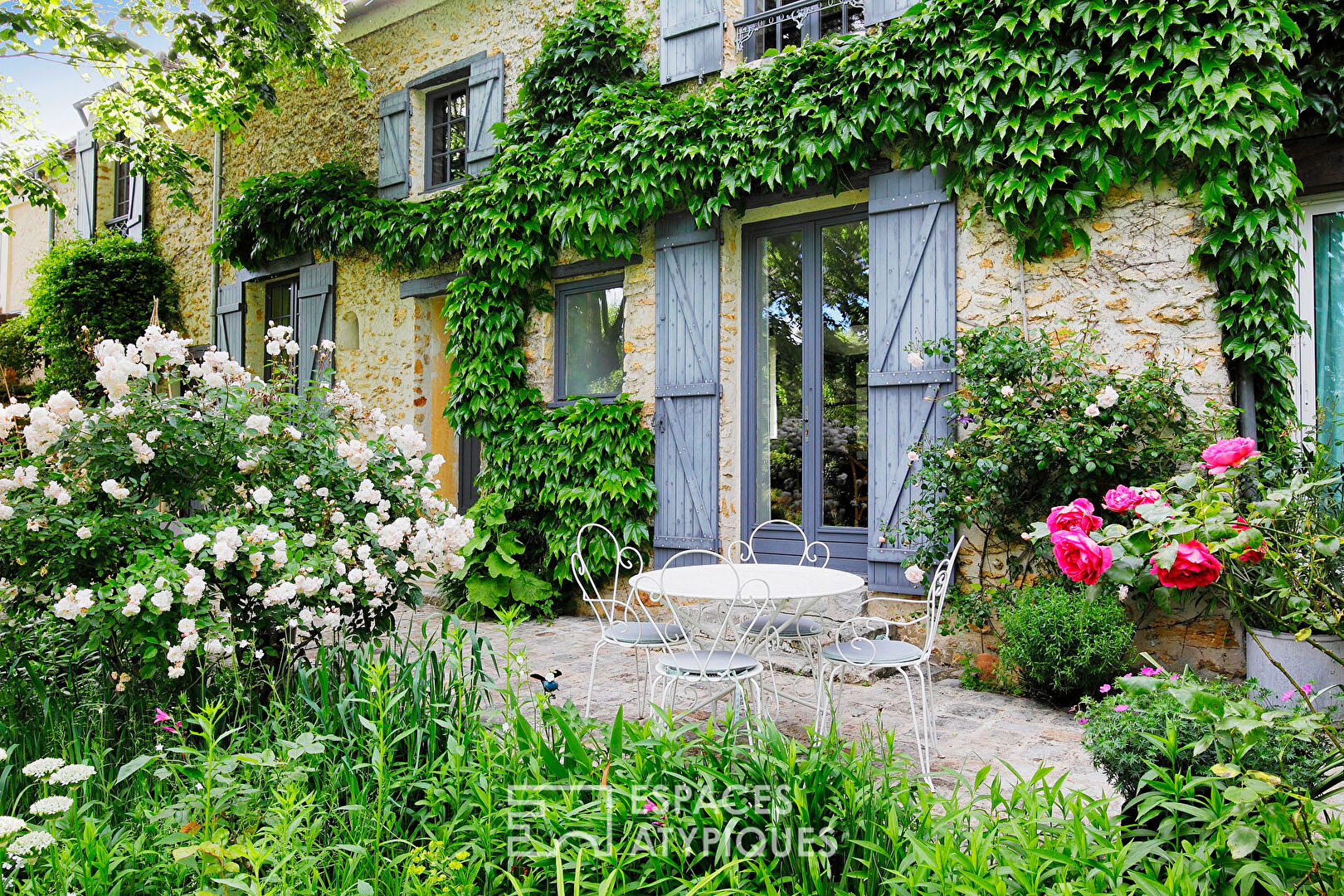 House of character and its landscaped garden, with swimming pool and outbuilding