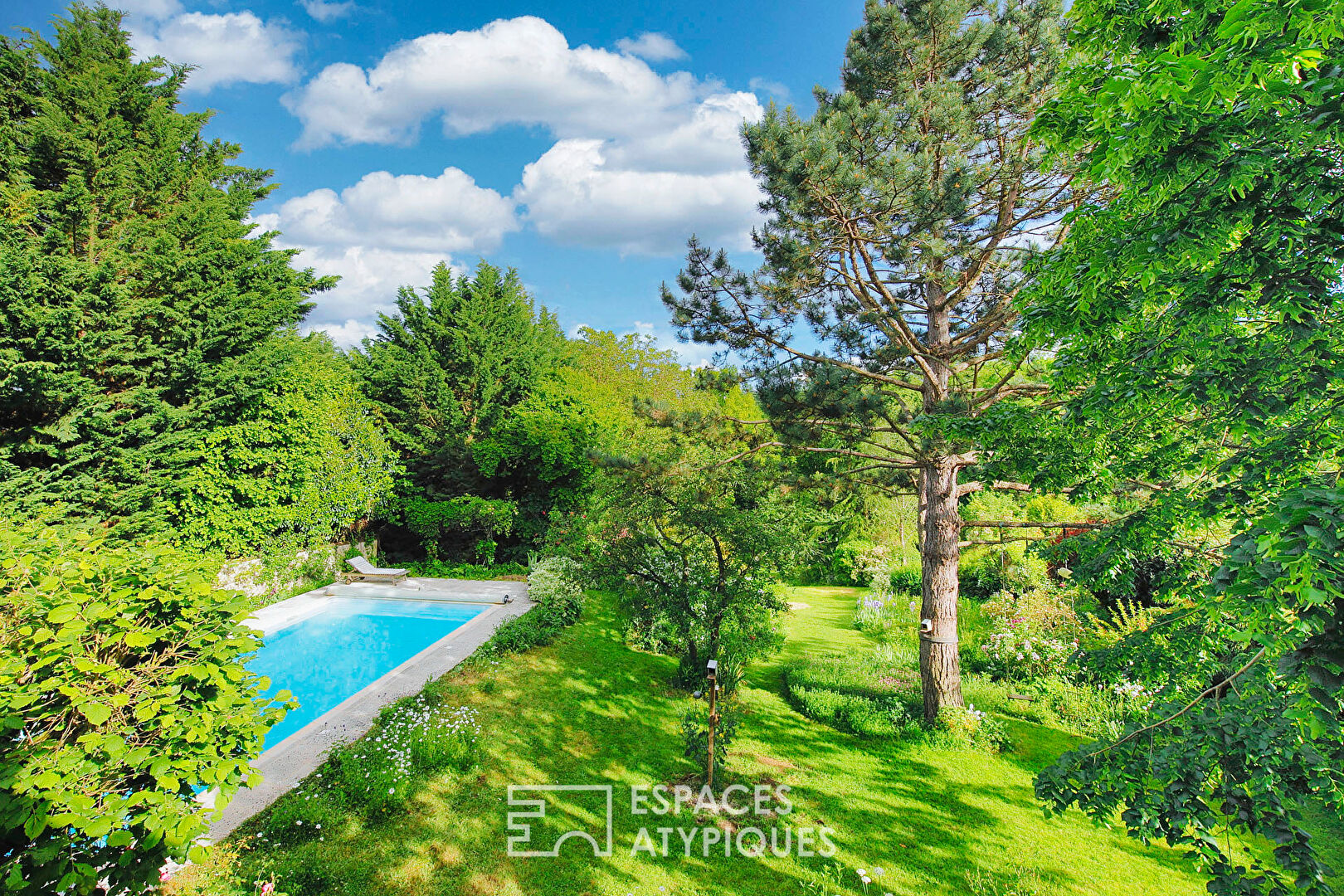 House of character and its landscaped garden, with swimming pool and outbuilding