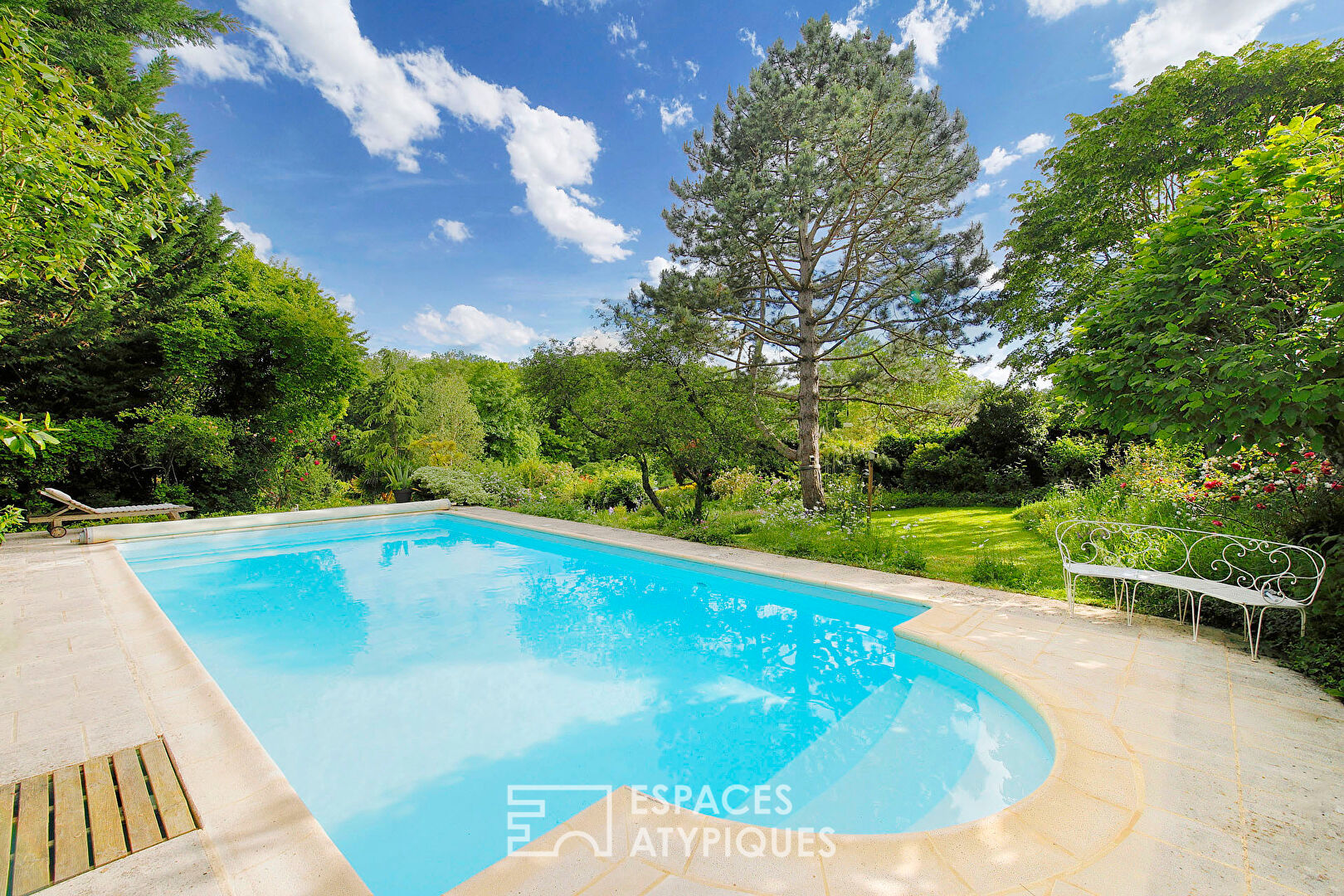 House of character and its landscaped garden, with swimming pool and outbuilding