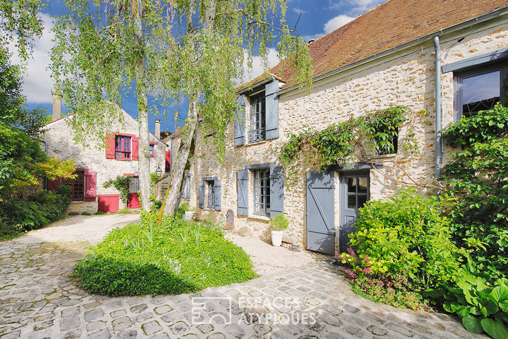 House of character and its landscaped garden, with swimming pool and outbuilding