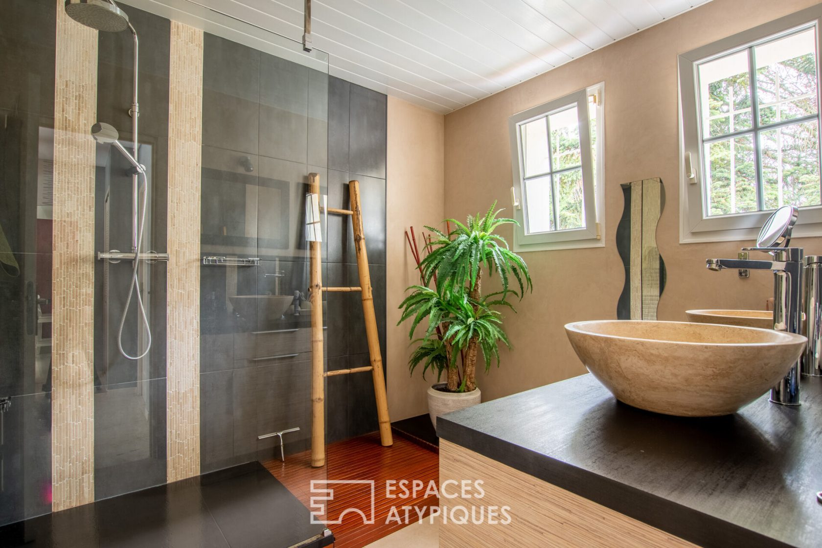 Maison familiale avec piscine et son annexe