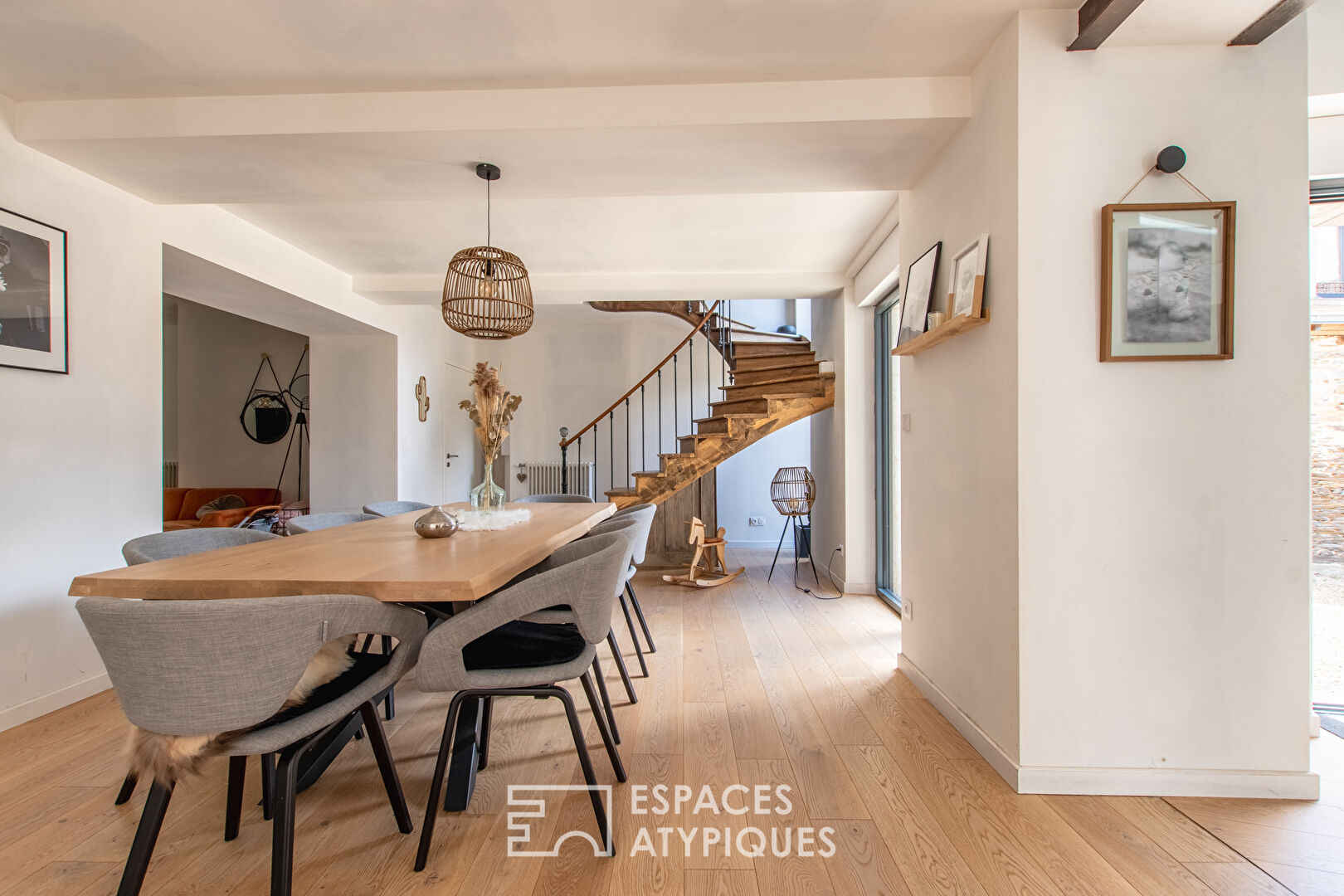 Maison en coeur de village avec dépendances