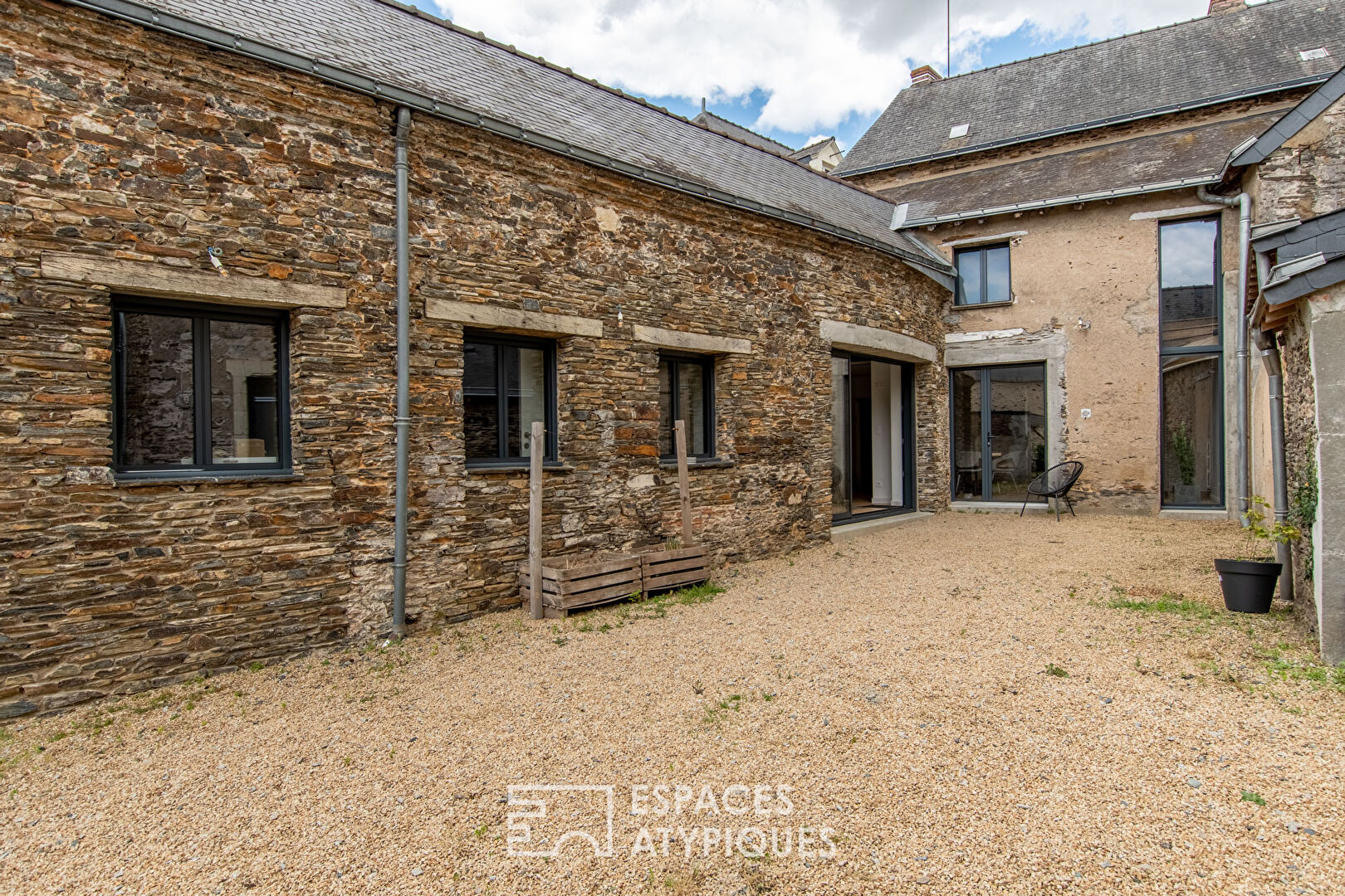 Maison en coeur de village avec dépendances