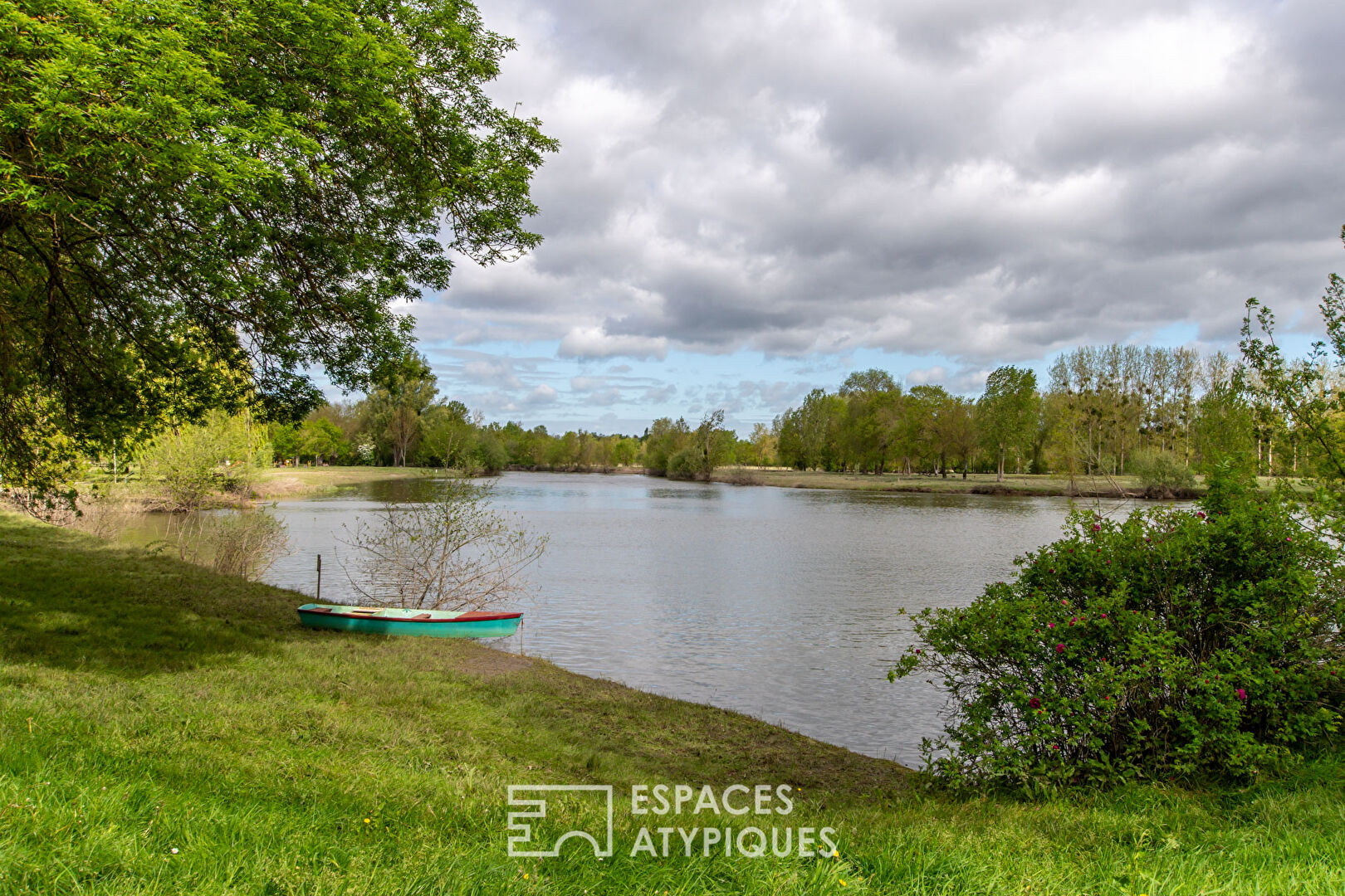 Angevine de villégiature en bordure de rivière