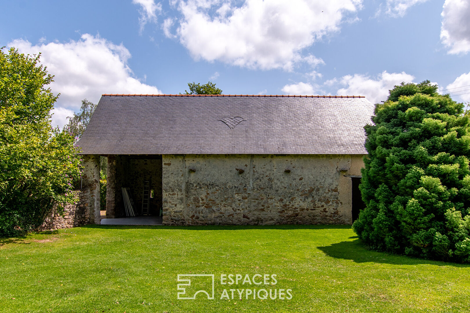 Ancien corps de ferme aménagé en lieu évènementiel