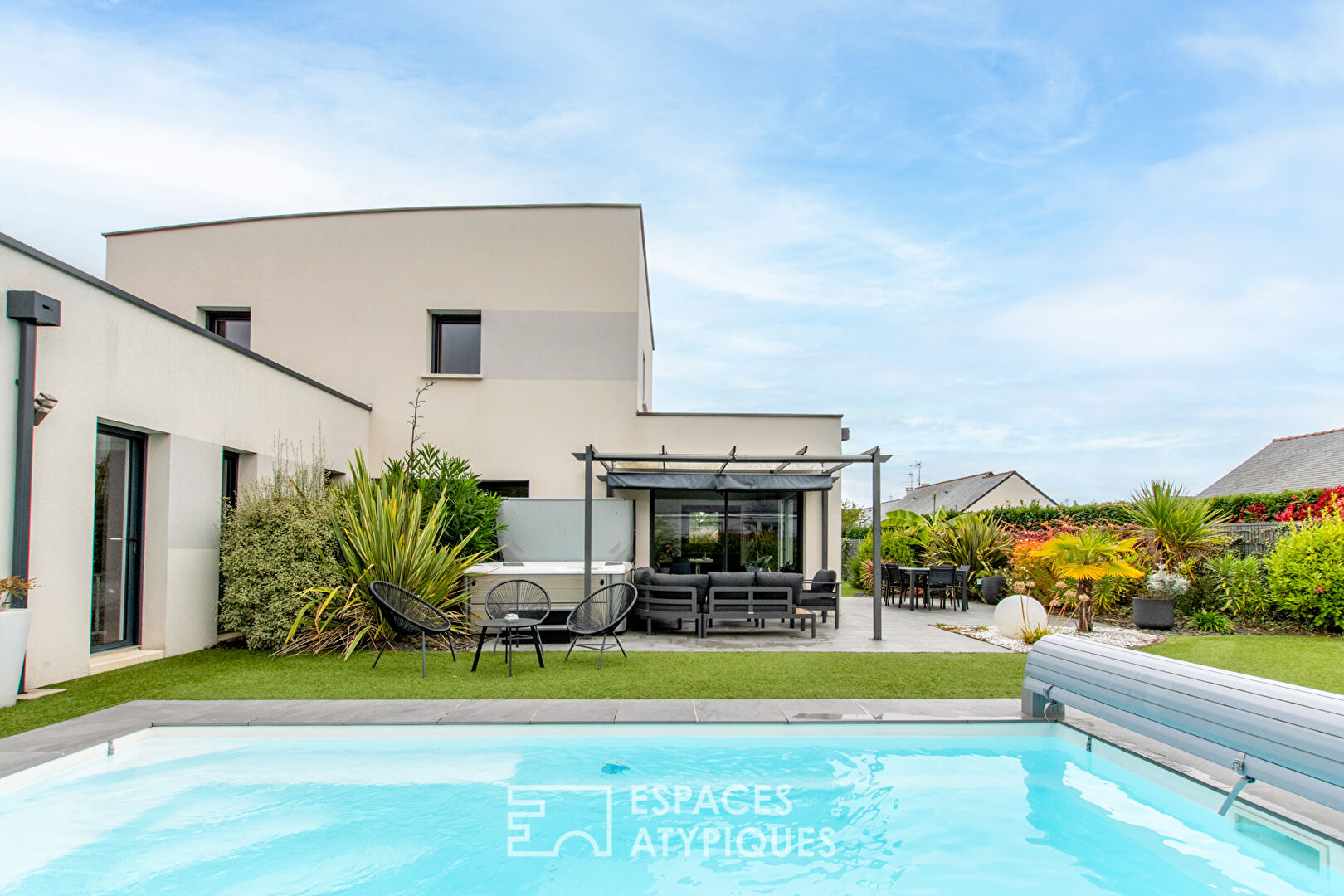 Beautiful contemporary architect-designed house with swimming pool in the city center