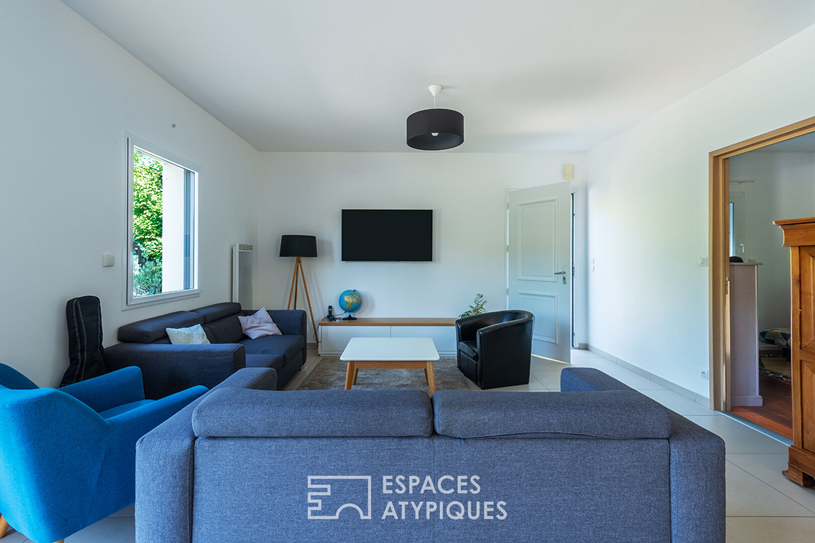 Maison contemporaine avec piscine en lisière d’un bois