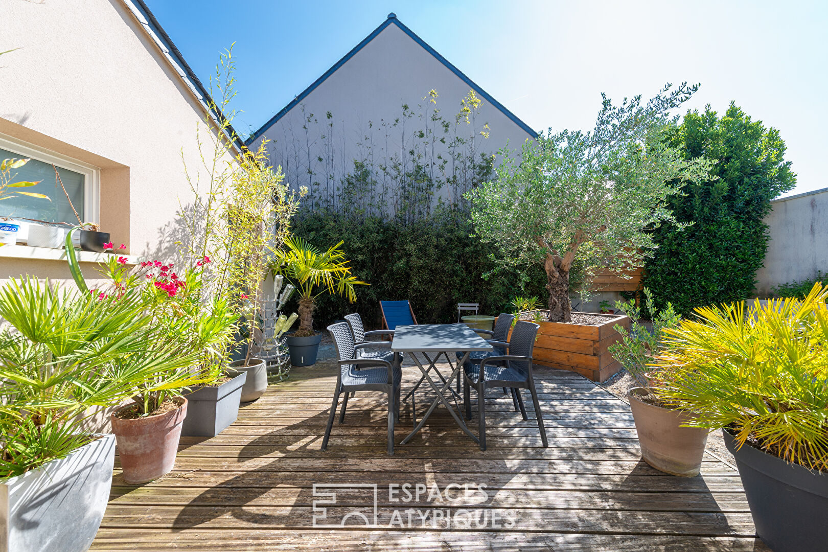 Maison contemporaine avec piscine en lisière d’un bois