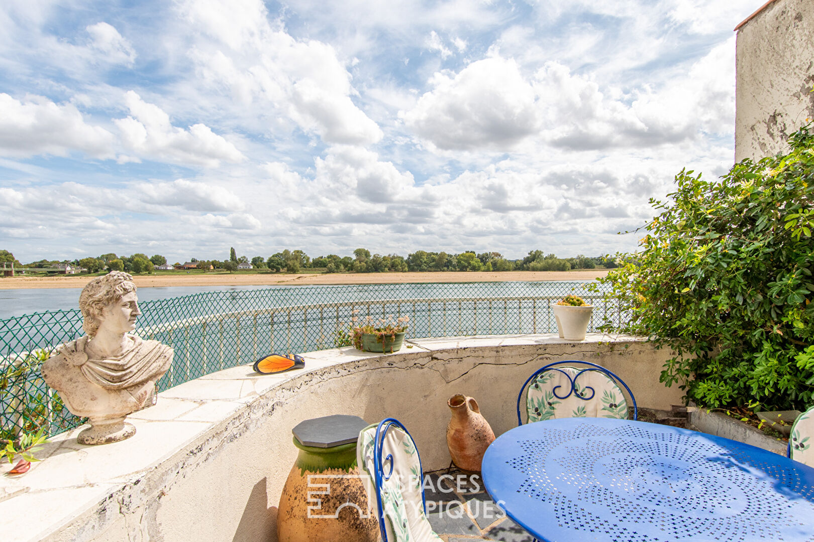 Charming house on the banks of the Loire
